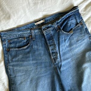 Levi’s | Wedgie Straight | 33 | Distressed